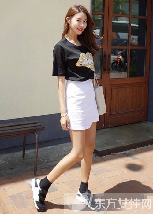 白色短裙搭配什么上衣 潮人搭配示范怎么看怎么美