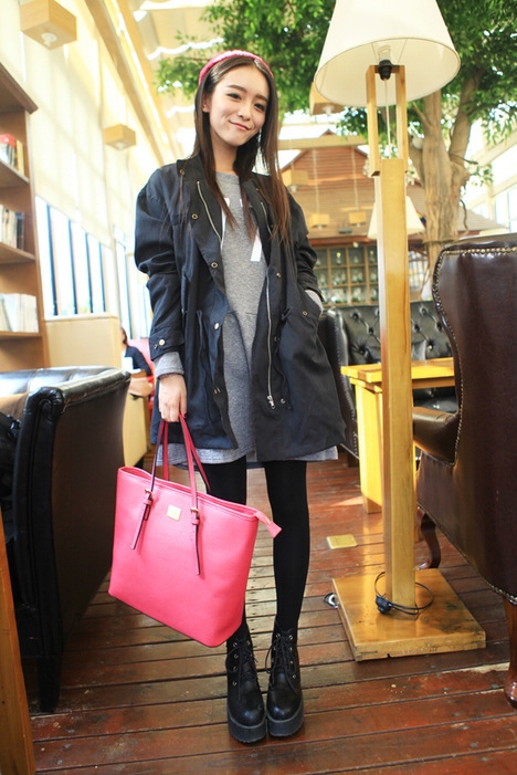 风衣内搭连衣裙搭出独特美感 经典搭配显瘦又显高