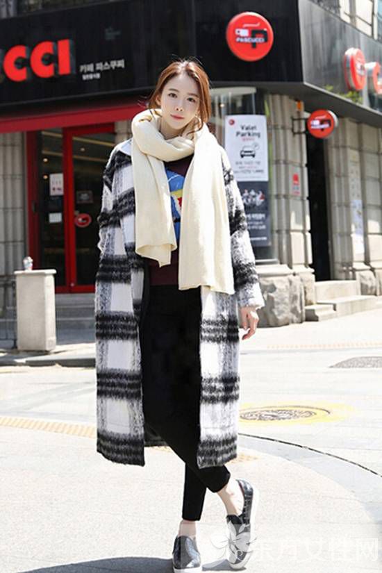 黑白格子大衣搭配什么围巾 大衣与围巾的最佳组合推荐