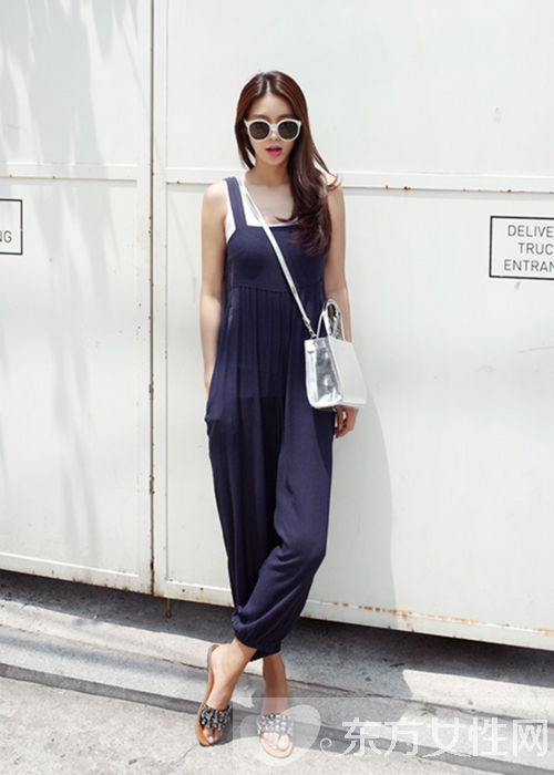 夏季时尚装扮搭配 白色背心穿出不一样的时尚感