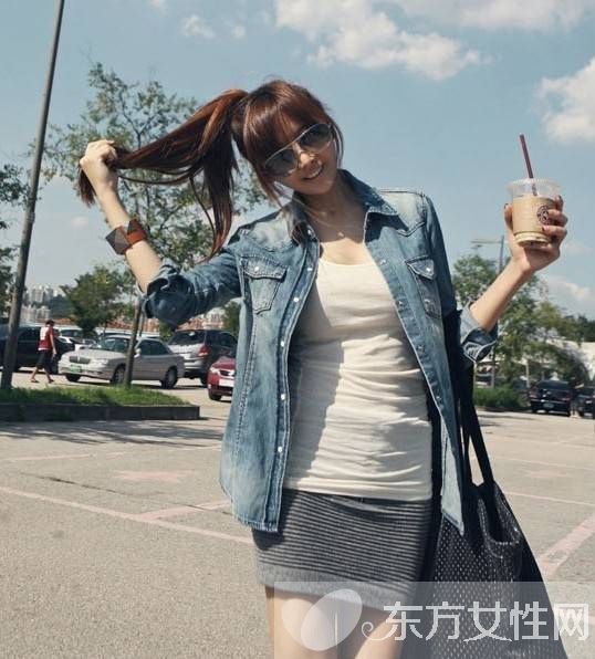 台湾美女时尚街拍秀 简约搭配也能潮感十足