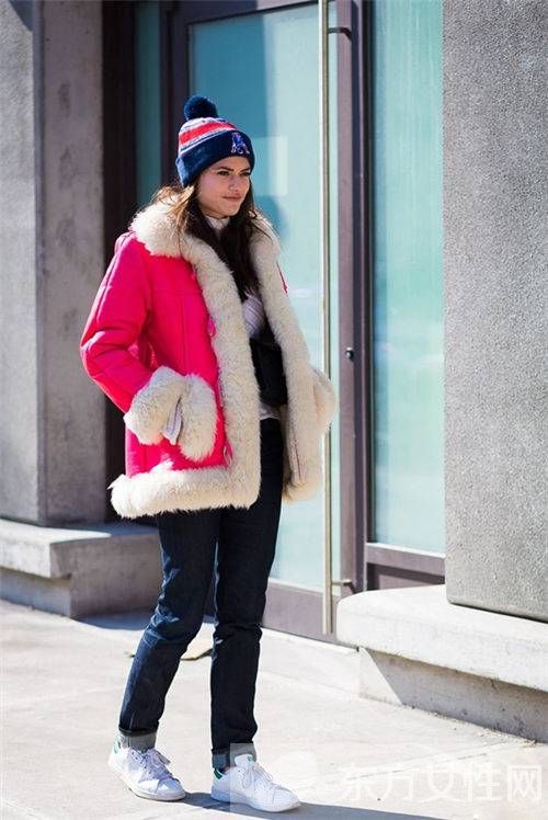 女性冬日羊羔绒外套搭配 温暖厚实又时髦