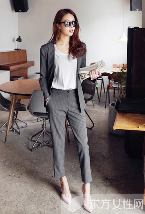 夏季时尚装扮搭配 白色背心穿出不一样的时尚感