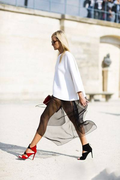 卫衣搭配半身裙 初春这么穿你也是街拍达人