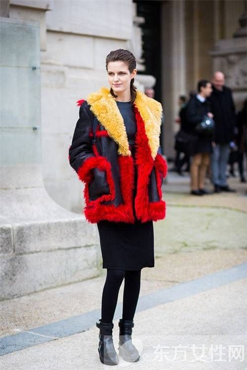 女性冬日羊羔绒外套搭配 温暖厚实又时髦