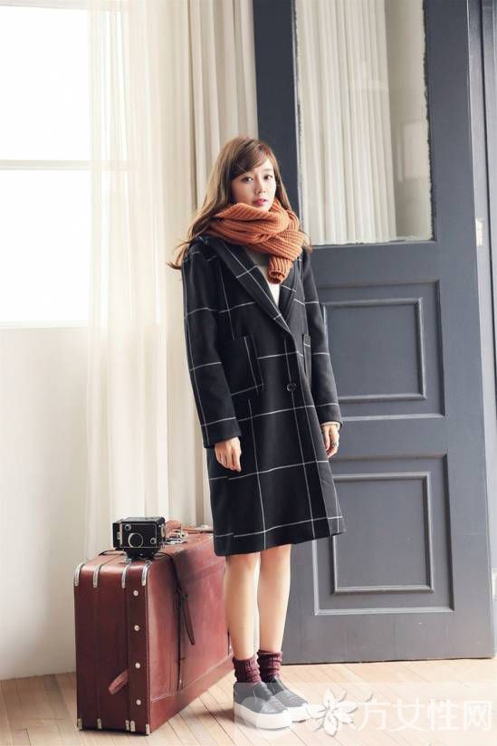 黑白格子大衣搭配什么围巾 大衣与围巾的最佳组合推荐