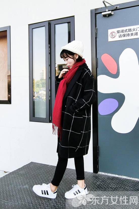 黑白格子大衣搭配什么围巾 大衣与围巾的最佳组合推荐