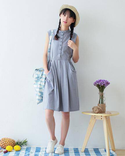 无袖连衣裙搭配圣经 将甜美穿出来