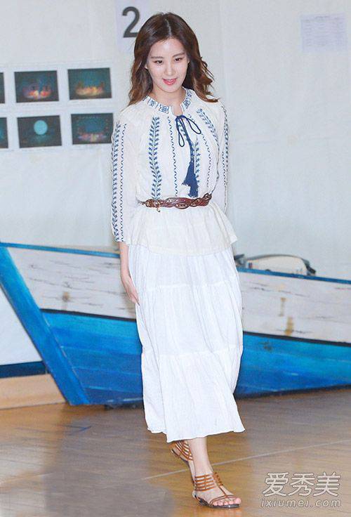 少女时代春装街拍 林允儿早春粉嫩登场