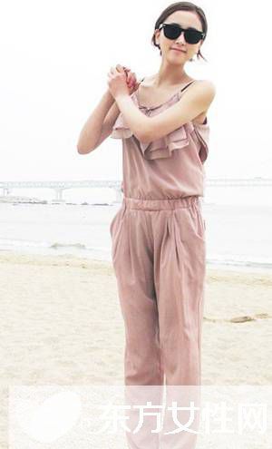 吊带连体裤怎么搭配 这样搭让你走在时尚的尖端
