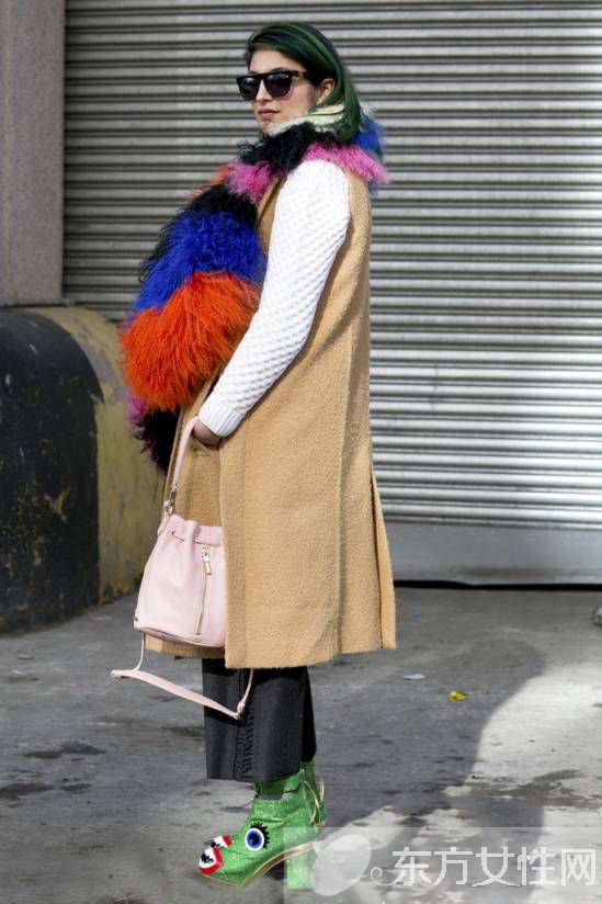 围巾大衣的最佳搭配方法 这个冬天最潮不过如此