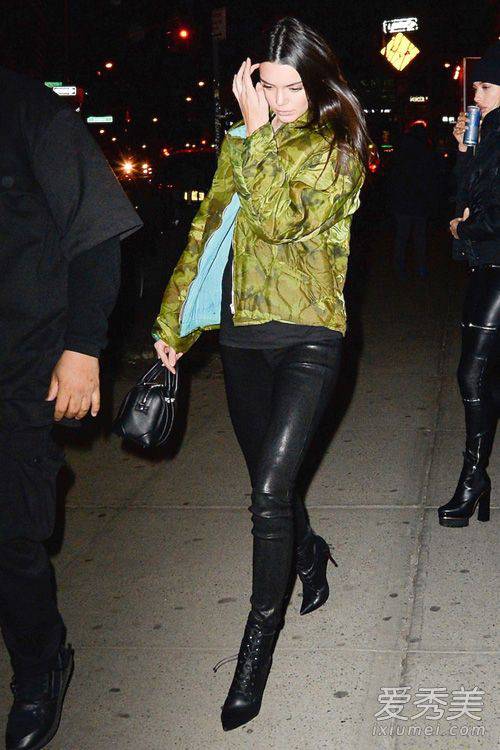 军绿色外套怎么搭配 欧美嫩模都这么穿