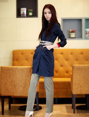 金色初秋吸睛单品 蓝色风衣就该这么搭