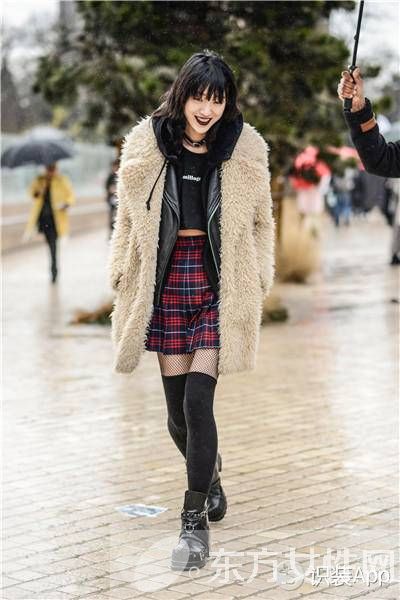 谁说时尚的人儿不怕冷 快看她们的两层外套穿搭法