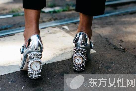 冬季粗跟短靴怎么搭 从他们身上学点搭配灵感