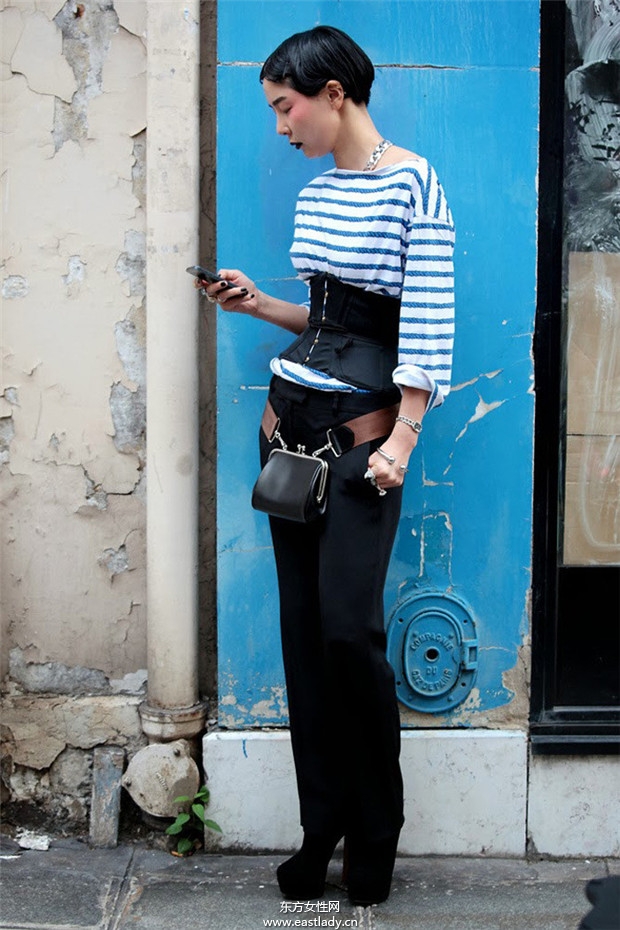 韩国谐星金娜英街拍时尚感十足