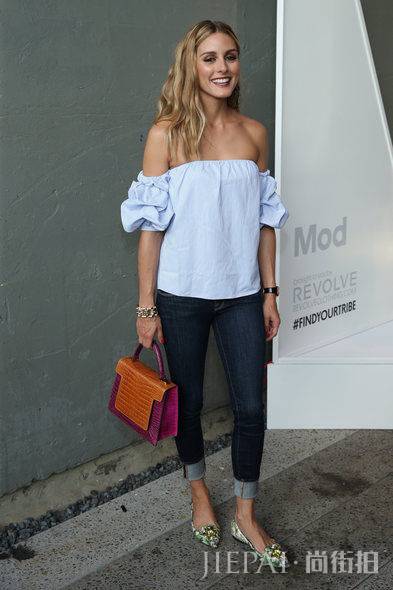 美哭了的露肩装 教你穿得性感又时尚