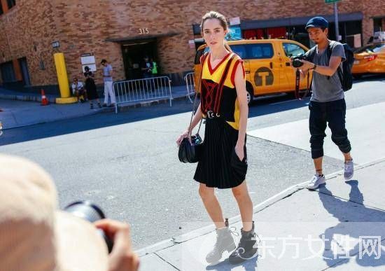 2016时装周街拍 偷学她们的时尚搭配教程