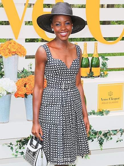 欧美明星夏季外出穿啥衣服