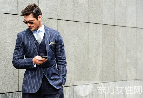 伦敦春夏时装周场外街拍 英伦风西装很是吸睛帅气