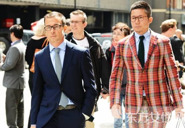 伦敦春夏时装周场外街拍 英伦风西装很是吸睛帅气