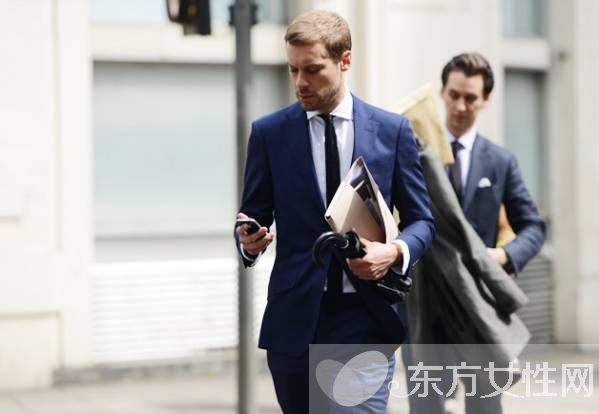 伦敦春夏时装周场外街拍 英伦风西装很是吸睛帅气