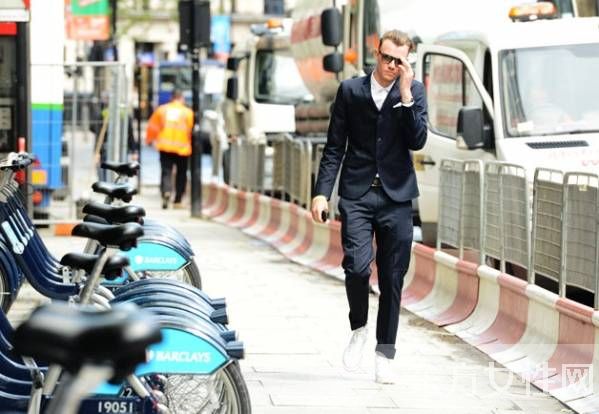 伦敦春夏时装周场外街拍 英伦风西装很是吸睛帅气