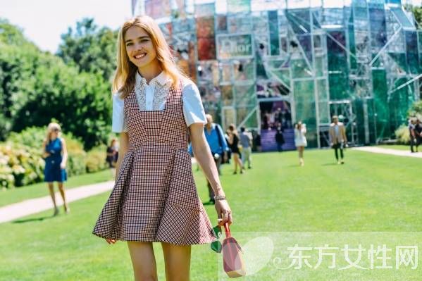 时髦大咖巴黎时装周街拍秀 不仅颜值高还很会穿