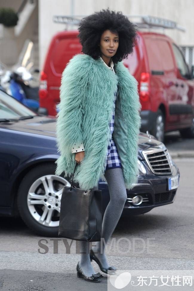 潮人街拍示范洋气皮草穿搭 这样穿才不显土
