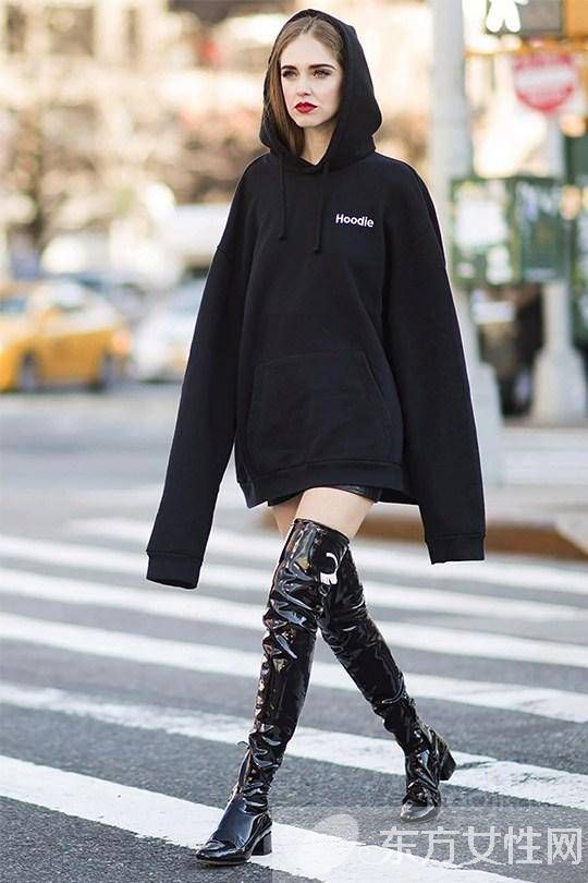 冬日叠穿百搭好帮手 连帽衫时尚街拍造型