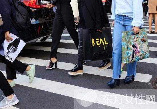 2016时装周街拍 偷学她们的时尚搭配教程