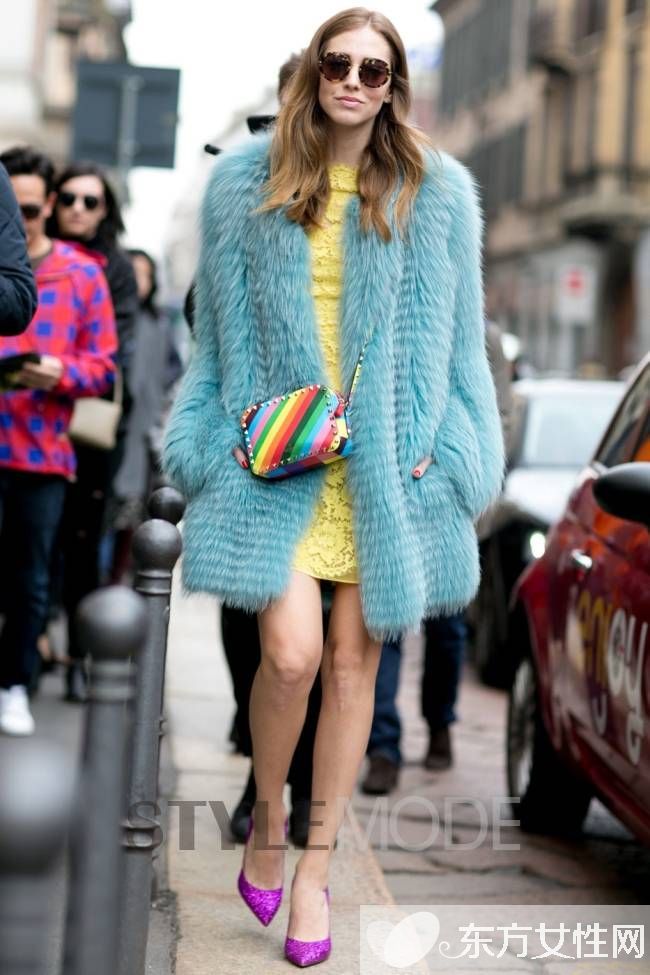 潮人街拍示范洋气皮草穿搭 这样穿才不显土
