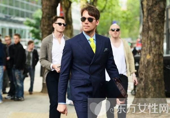 伦敦春夏时装周场外街拍 英伦风西装很是吸睛帅气