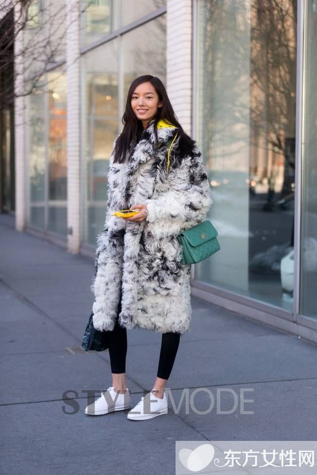 潮人街拍示范洋气皮草穿搭 这样穿才不显土