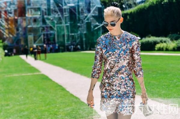 时髦大咖巴黎时装周街拍秀 不仅颜值高还很会穿