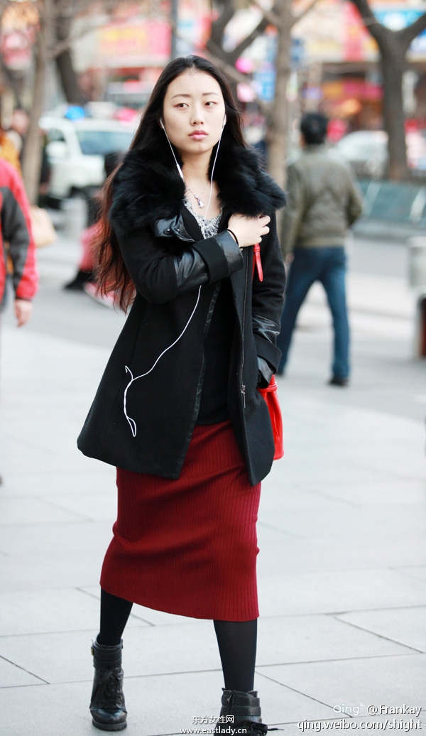 早春北京西单街拍流行黑色元素