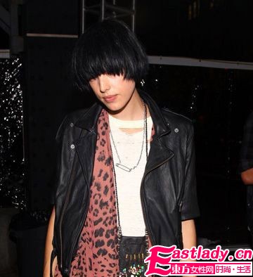 欧美女星齐演绎 秋冬围巾抢眼搭