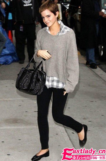 一件简单灰毛衣 看明星搭出百变美丽