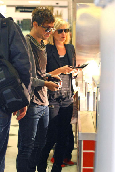 Kate Moss夫妇7月街拍 穿衣风格相互呼应