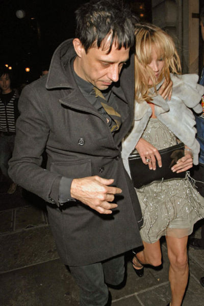 Kate Moss夫妇7月街拍 穿衣风格相互呼应