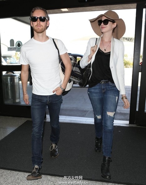 明星穿破洞牛仔裤别有韵味