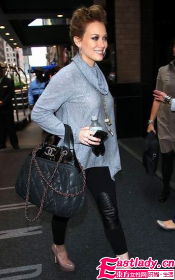 一件简单灰毛衣 看明星搭出百变美丽