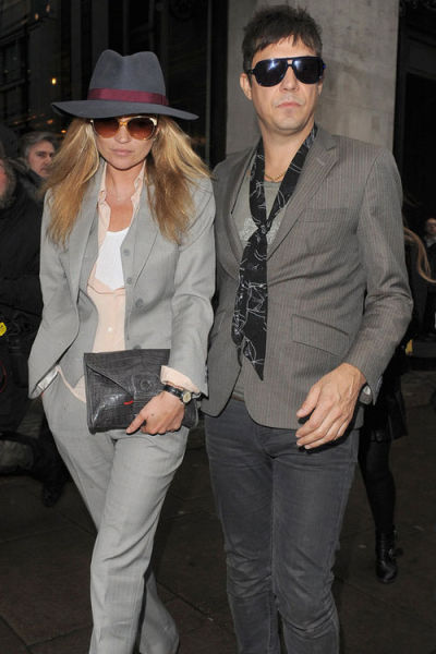 Kate Moss夫妇7月街拍 穿衣风格相互呼应