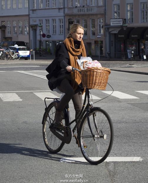 欧美街头达人自行车出行演绎绿色环保