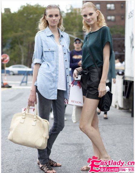 闺蜜街拍 大秀姐妹情谊