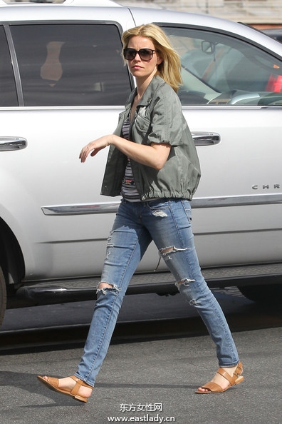 明星穿破洞牛仔裤别有韵味