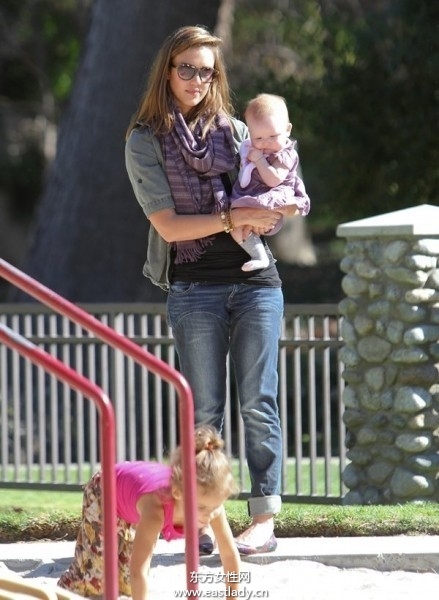 欧美街头明星们混搭出行彰显个性生活