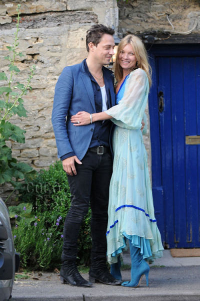 Kate Moss夫妇7月街拍 穿衣风格相互呼应