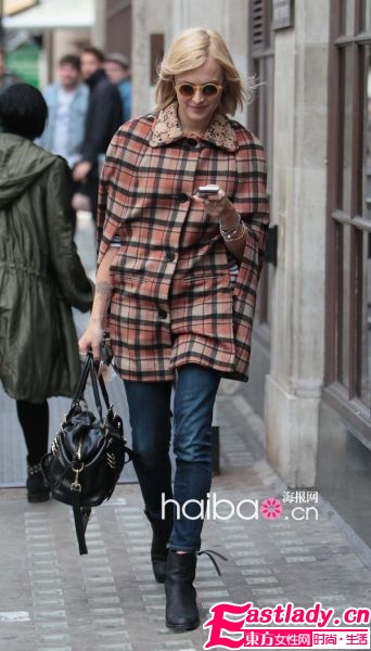 街拍英国美女主播It Girl菲妮-科顿 (Fearne Cotton) 精彩街头穿搭秀