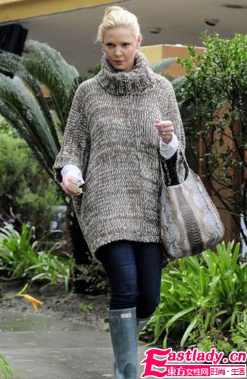 一件简单灰毛衣 看明星搭出百变美丽